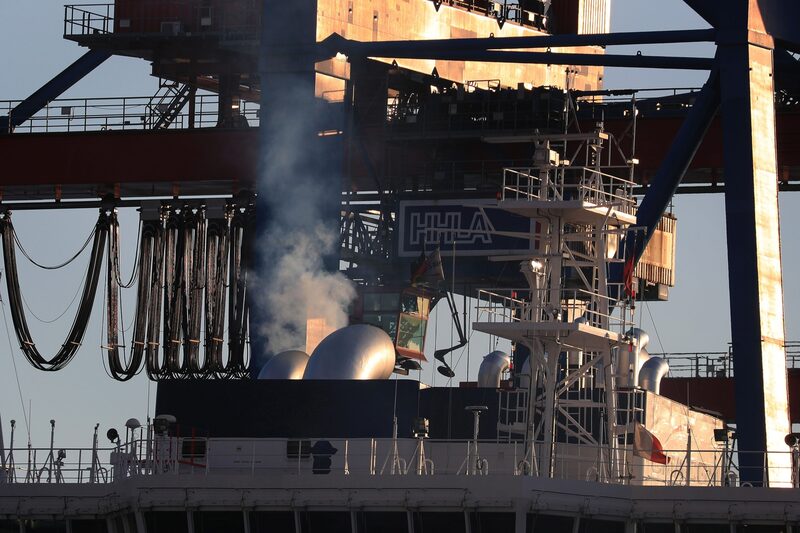 Gases se desprenden de un buque portacontenedores en el puerto de Hamburgo. Gases se desprenden de un buque portacontenedores en el puerto de Hamburgo.