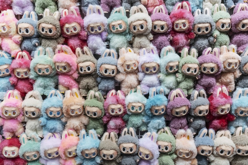 Una pared repleta de muñecos Labubu en exhibición en Shanghái. Fuente: Bloomberg. Una pared repleta de muñecos Labubu en exhibición en Shanghái. Fuente: Bloomberg.