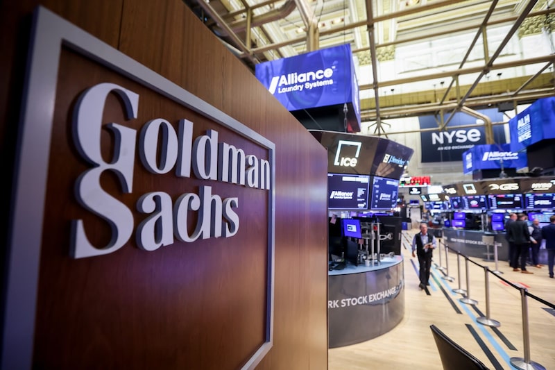 Señalización de Goldman Sachs Group Inc. en piso de la Bolsa de Valores de Nueva York (NYSE). Señalización de Goldman Sachs Group Inc. en piso de la Bolsa de Valores de Nueva York (NYSE).