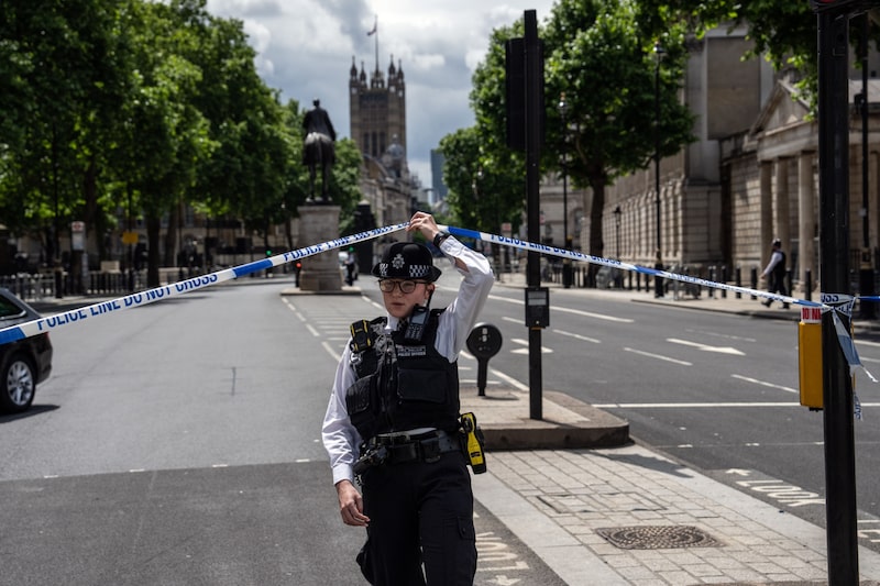 Un agente de policía pasa por debajo de un cordón de seguridad el 7 de junio de 2022 en Londres, Inglaterra. Un agente de policía pasa por debajo de un cordón de seguridad el 7 de junio de 2022 en Londres, Inglaterra.
