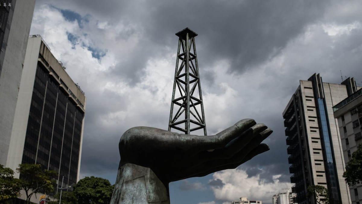 Escultura de una mano sosteniendo un pozo petrolero frente a la sede de Petróleos de Venezuela SA (PDVSA) en Caracas, Venezuela.