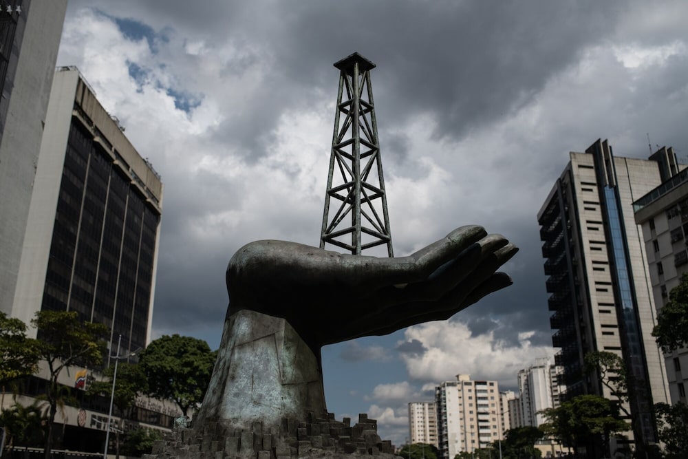 Escultura de una mano sosteniendo un pozo petrolero frente a la sede de Petróleos de Venezuela SA (PDVSA) en Caracas, Venezuela. Escultura de una mano sosteniendo un pozo petrolero frente a la sede de Petróleos de Venezuela SA (PDVSA) en Caracas, Venezuela.
