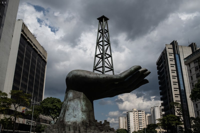 Una escultura de una mano que sostiene un pozo de petróleo frente a la sede de Petróleos de Venezuela S.A. (PDVSA) en Caracas, Venezuela, el sábado 25 de marzo de 2023. Una escultura de una mano que sostiene un pozo de petróleo frente a la sede de Petróleos de Venezuela S.A. (PDVSA) en Caracas, Venezuela, el sábado 25 de marzo de 2023.