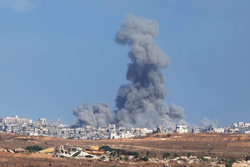 Humo de un ataque aéreo israelí en Gaza, cerca del kibutz Kfar Aza, en el sur de Israel, el 7 de octubre. Fotógrafo: Kobi Wolf/Bloomberg
Humo de un ataque aéreo israelí en Gaza, cerca del kibutz Kfar Aza, en el sur de Israel, el 7 de octubre. Fotógrafo: Kobi Wolf/Bloomberg