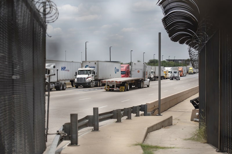 Abbott llegó a un acuerdo el miércoles con el gobernador del estado de Nuevo León para detener las inspecciones a cambio de una mayor aplicación de la ley en el lado mexicano de la línea Abbott llegó a un acuerdo el miércoles con el gobernador del estado de Nuevo León para detener las inspecciones a cambio de una mayor aplicación de la ley en el lado mexicano de la línea