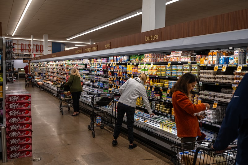 Consumidores em supermercado no Arizona Consumidores em supermercado no Arizona