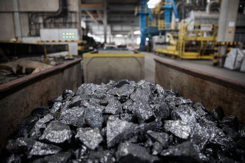 Com China limitando a produção de silício metálico de alta pureza, a improvável fragilidade da cadeia de suprimentos do silício fica evidente Com China limitando a produção de silício metálico de alta pureza, a improvável fragilidade da cadeia de suprimentos do silício fica evidente