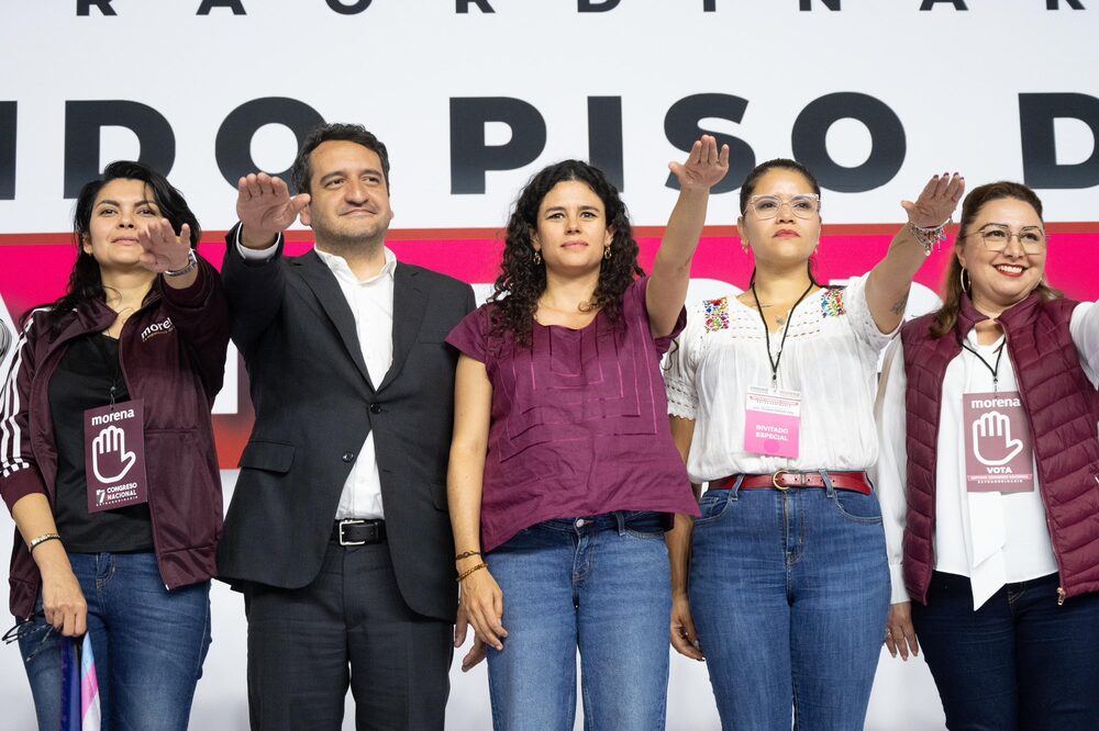 (Centro) Luisa María Alcalde, presidenta electa de Morena, acompañada a su derecha de Andrés Manuel López Beltrán, hijo del presidente Andrés Manuel López Obrador (Centro) Luisa María Alcalde, presidenta electa de Morena, acompañada a su derecha de Andrés Manuel López Beltrán, hijo del presidente Andrés Manuel López Obrador