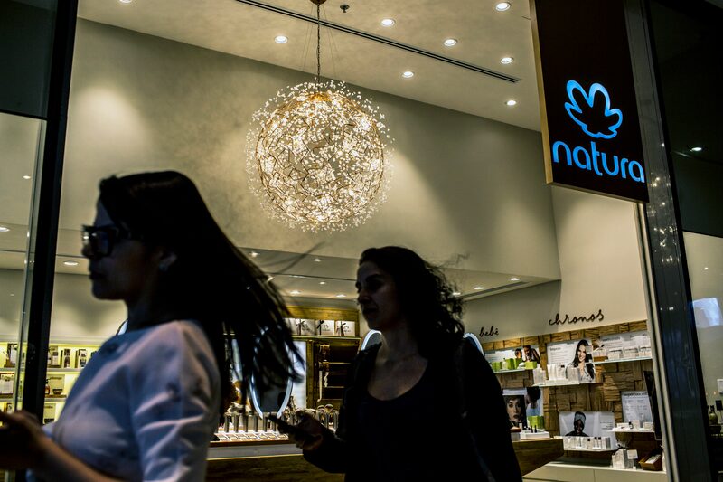 Ações da empresa tiveram seu maior salto em mais de dois anos depois do anúncio da venda da unidade da Avon fora da América Latina (Bloomberg Photo/Dado Galdieri) Ações da empresa tiveram seu maior salto em mais de dois anos depois do anúncio da venda da unidade da Avon fora da América Latina (Bloomberg Photo/Dado Galdieri)