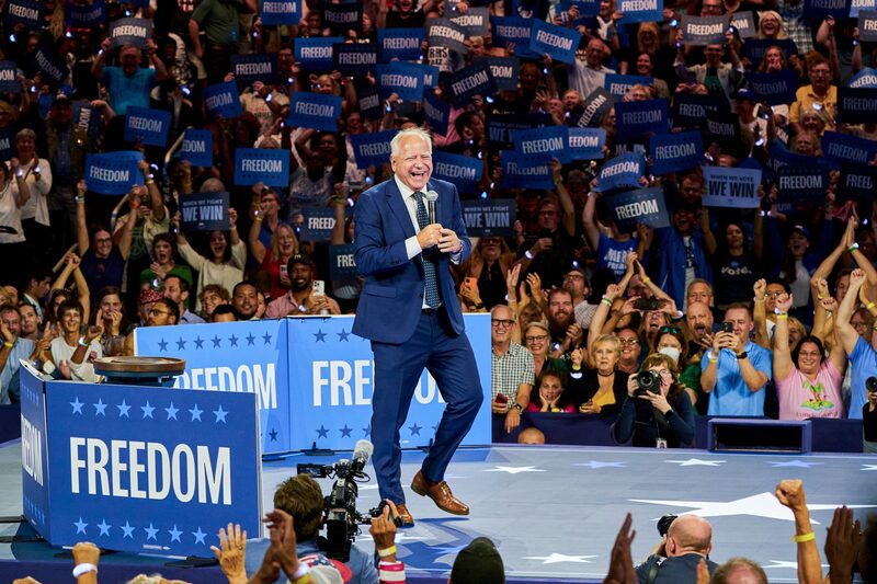 Aunque destacar algunas de las principales vulnerabilidades de Trump puede ser el principio rector de los organizadores de la convención, los demócratas también dijeron que están ansiosos por presentar a Walz a un público más amplio. Aunque destacar algunas de las principales vulnerabilidades de Trump puede ser el principio rector de los organizadores de la convención, los demócratas también dijeron que están ansiosos por presentar a Walz a un público más amplio.