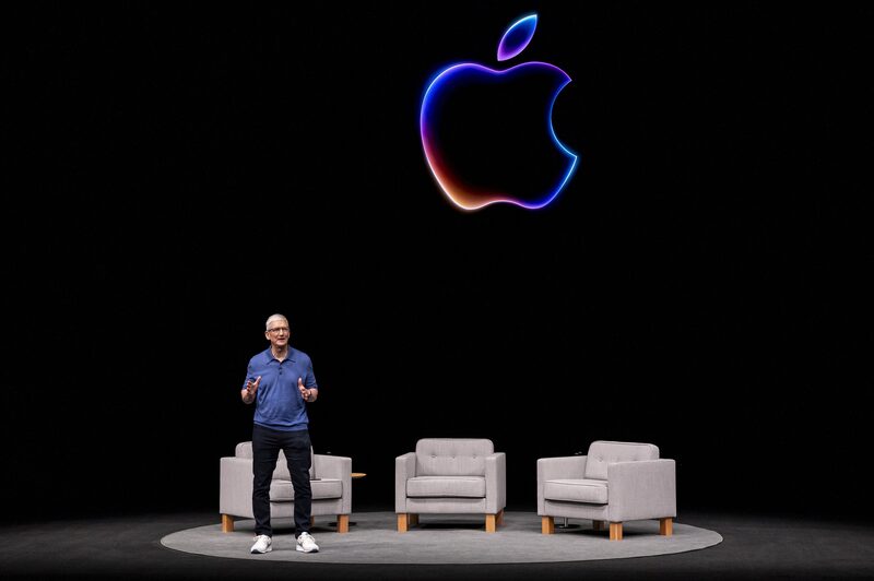 Los ojos en el mundo de la tecnología están sobre Apple. El lunes 10 de junio durante su Conferencia Mundial de Desarrolladores la empresa anunció sus tan esperadas nuevas funciones de inteligencia artificial, incluidas herramientas respaldadas por ChatGPT de OpenAI. Los ojos en el mundo de la tecnología están sobre Apple. El lunes 10 de junio durante su Conferencia Mundial de Desarrolladores la empresa anunció sus tan esperadas nuevas funciones de inteligencia artificial, incluidas herramientas respaldadas por ChatGPT de OpenAI.