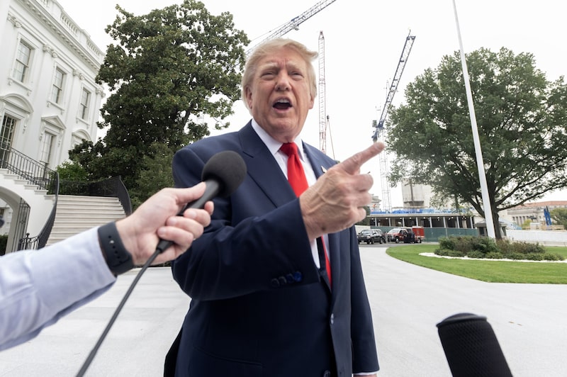 El presidente Donald Trump habla con los medios de comunicación en el Jardín Sur de la Casa Blanca antes de subir al Marine One en Washington, D.C., el 10 de octubre. Foto: Ron Sachs/CNP/Bloomberg
El presidente Donald Trump habla con los medios de comunicación en el Jardín Sur de la Casa Blanca antes de subir al Marine One en Washington, D.C., el 10 de octubre. Foto: Ron Sachs/CNP/Bloomberg