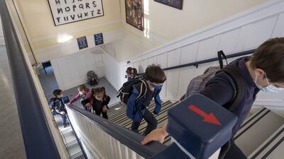 EUA apertam regras sobre o uso de máscaras por causa da variante delta EUA apertam regras sobre o uso de máscaras por causa da variante delta