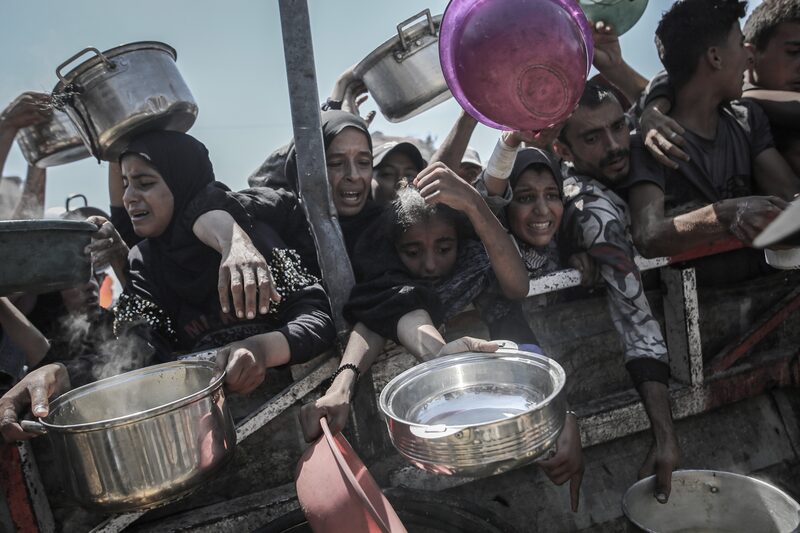 Palestinos intentan recoger alimentos gratis de un comedor benéfico en la ciudad de Gaza. Fotógrafo: Ahmad Salem/Bloomberg Palestinos intentan recoger alimentos gratis de un comedor benéfico en la ciudad de Gaza. Fotógrafo: Ahmad Salem/Bloomberg