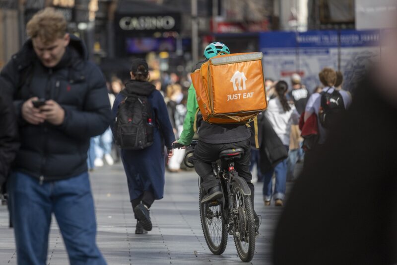 CEO aposta que o acordo de US$ 4,3 bilhões para comprar a empresa holandesa de entrega de alimentos Just Eat pode dar início a transformação da empresa CEO aposta que o acordo de US$ 4,3 bilhões para comprar a empresa holandesa de entrega de alimentos Just Eat pode dar início a transformação da empresa