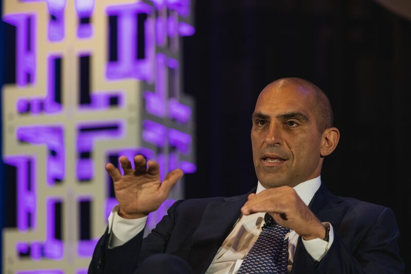 Rostin Behnam, presidente de la Comisión de Comercio de Futuros de Productos Básicos de EE. UU., habla durante el CoinDesk 2022 Consensus Festival en Austin, Texas, EE.UU., el jueves 9 de junio de 2022. El festival muestra todos los aspectos de los ecosistemas de cadena de bloques, criptomonedas, TNF y Web 3, y su efecto de gran alcance en el comercio, la cultura y las comunidades. Rostin Behnam, presidente de la Comisión de Comercio de Futuros de Productos Básicos de EE. UU., habla durante el CoinDesk 2022 Consensus Festival en Austin, Texas, EE.UU., el jueves 9 de junio de 2022. El festival muestra todos los aspectos de los ecosistemas de cadena de bloques, criptomonedas, TNF y Web 3, y su efecto de gran alcance en el comercio, la cultura y las comunidades.