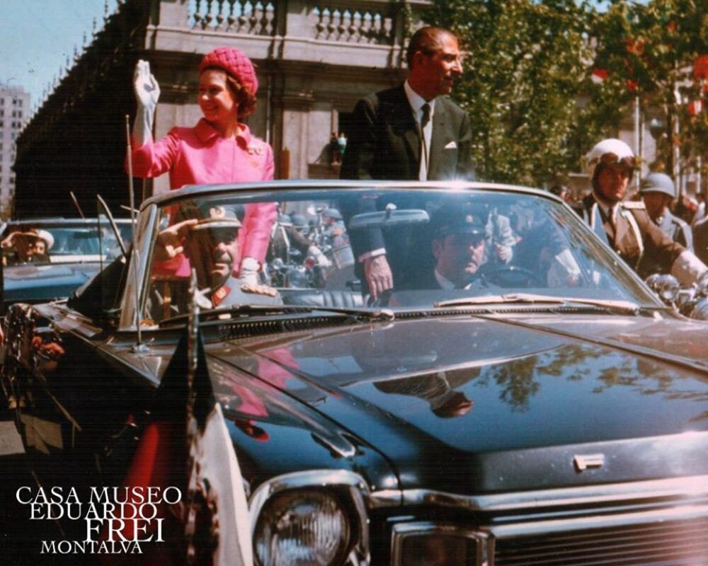 Reina Isabel II durante su primer viaje a Chile en 1968. Fotografía: Archivo Fotográfico de Casa Museo Eduardo Frei Montalva". Reina Isabel II durante su primer viaje a Chile en 1968. Fotografía: Archivo Fotográfico de Casa Museo Eduardo Frei Montalva".
