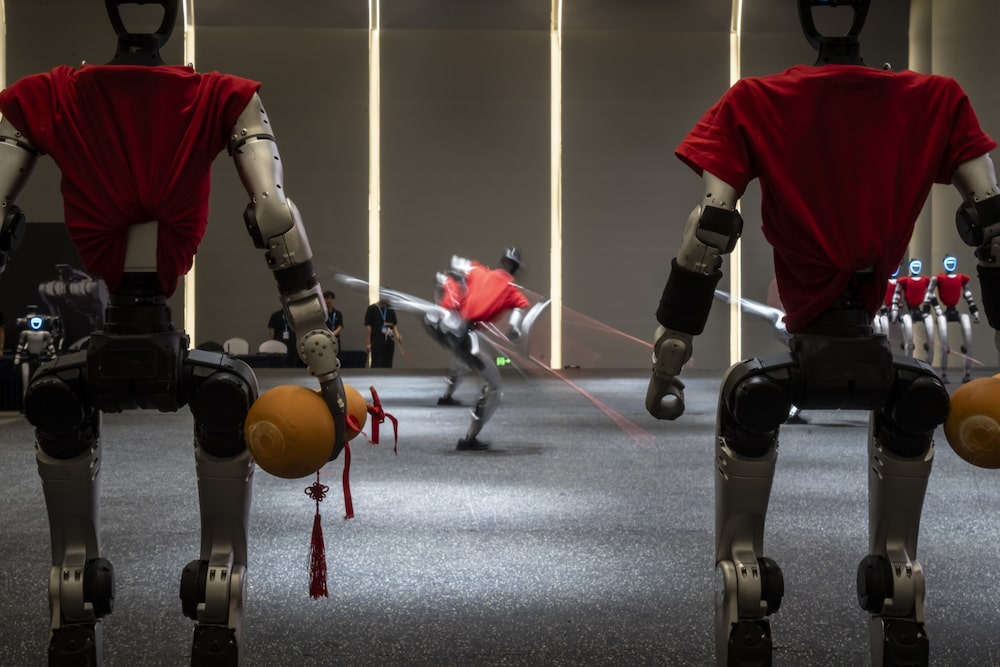 Robôs humanoides G1, da Unitree, durante uma demonstração de artes marciais. (Foto: Bloomberg) Robôs humanoides G1, da Unitree, durante uma demonstração de artes marciais. (Foto: Bloomberg)