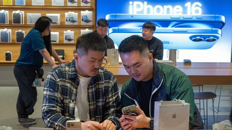O iPhone 16 da Apple foi recebido com uma resposta mista na China, disse o diretor da Counterpoint, Tarun Pathak (Foto: Bloomberg) O iPhone 16 da Apple foi recebido com uma resposta mista na China, disse o diretor da Counterpoint, Tarun Pathak (Foto: Bloomberg)