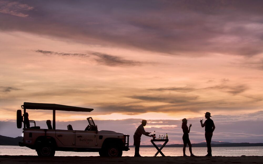 Pôr-do-sol nas margens do Lago Kariba, no Zimbábue, com African Bush Camps Pôr-do-sol nas margens do Lago Kariba, no Zimbábue, com African Bush Camps