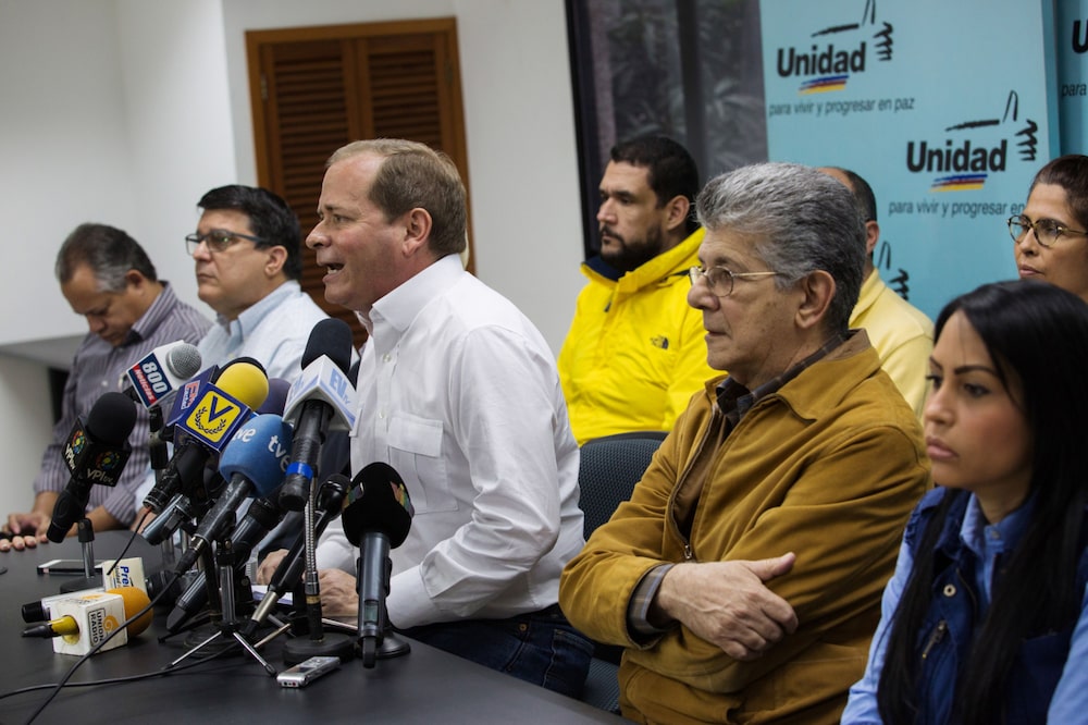 Capriles instó a sus colegas de la oposición a postular candidatos unitarios, en la tarjeta de la Mesa de la Unidad Democrática (MUD). Capriles instó a sus colegas de la oposición a postular candidatos unitarios, en la tarjeta de la Mesa de la Unidad Democrática (MUD).