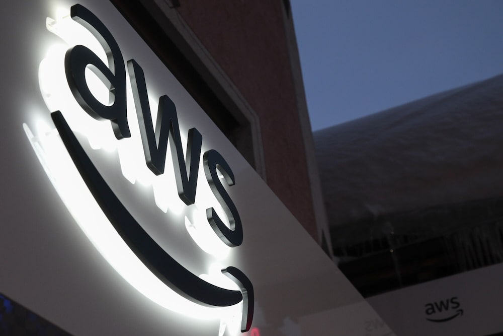 El logotipo de Amazon Web Services (AWS) se exhibe en un cartel en una oficina temporal antes del Foro Económico Mundial (FEM) en Davos. El logotipo de Amazon Web Services (AWS) se exhibe en un cartel en una oficina temporal antes del Foro Económico Mundial (FEM) en Davos.