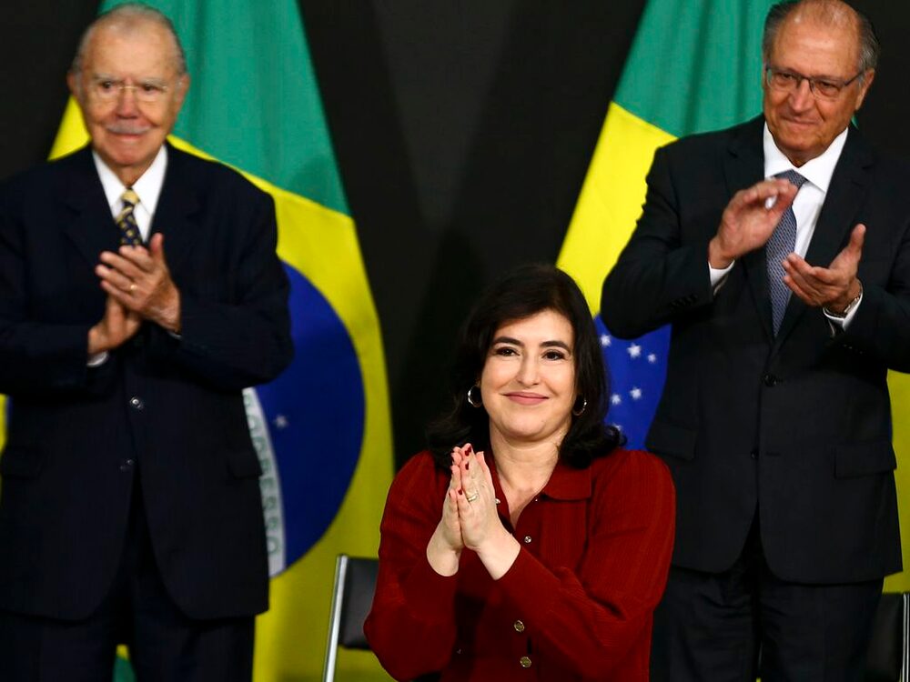 Simone Tebet toma posse como ministra do Planejamento, entre o ex-presidente José Sarney (esquerda) e o vice-presidente Geraldo Alckmin (direita) Simone Tebet toma posse como ministra do Planejamento, entre o ex-presidente José Sarney (esquerda) e o vice-presidente Geraldo Alckmin (direita)