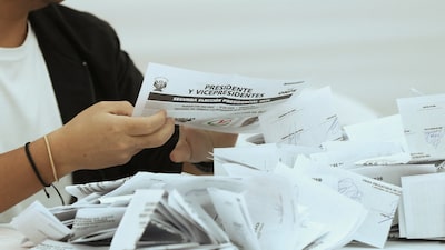 Voto no exterior ganha peso em disputa apertada entre Sánchez e Fujimori no Peru Voto no exterior ganha peso em disputa apertada entre Sánchez e Fujimori no Peru