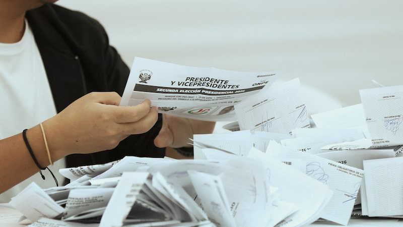 Voto no exterior ganha peso em disputa apertada entre Sánchez e Fujimori no Peru Voto no exterior ganha peso em disputa apertada entre Sánchez e Fujimori no Peru