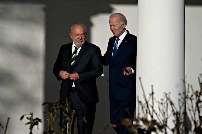 El presidente de EEUU, Joe Biden, a la derecha, y Luiz Inacio Lula da Silva, presidente de Brasil, caminan por la columnata de la Casa Blanca en Washington, DC, EEUU, el viernes 10 de febrero de 2023. El presidente de EEUU, Joe Biden, a la derecha, y Luiz Inacio Lula da Silva, presidente de Brasil, caminan por la columnata de la Casa Blanca en Washington, DC, EEUU, el viernes 10 de febrero de 2023.