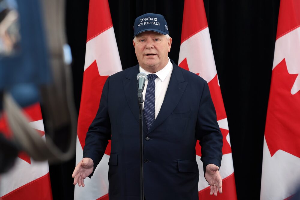 El primer ministro de Ontario, Doug Ford, luce un sombrero con la leyenda "Canadá no está en venta" mientras se dirige a una reunión con el primer ministro y otros primeros ministros en Ottawa. Fotógrafo: David Kawai/Bloomberg. El primer ministro de Ontario, Doug Ford, luce un sombrero con la leyenda "Canadá no está en venta" mientras se dirige a una reunión con el primer ministro y otros primeros ministros en Ottawa. Fotógrafo: David Kawai/Bloomberg.