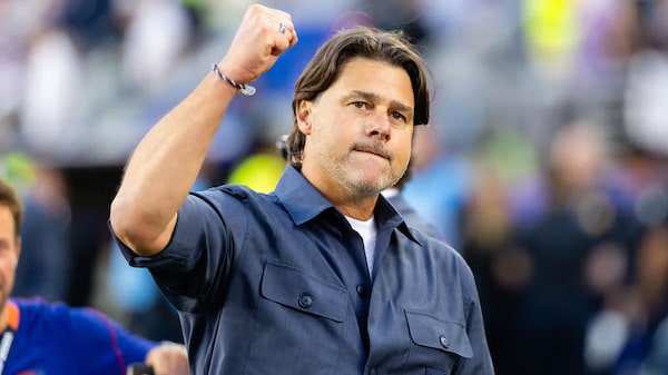 Camisa usada por técnico dos EUA se torna sucesso de vendas na Copa Camisa usada por técnico dos EUA se torna sucesso de vendas na Copa