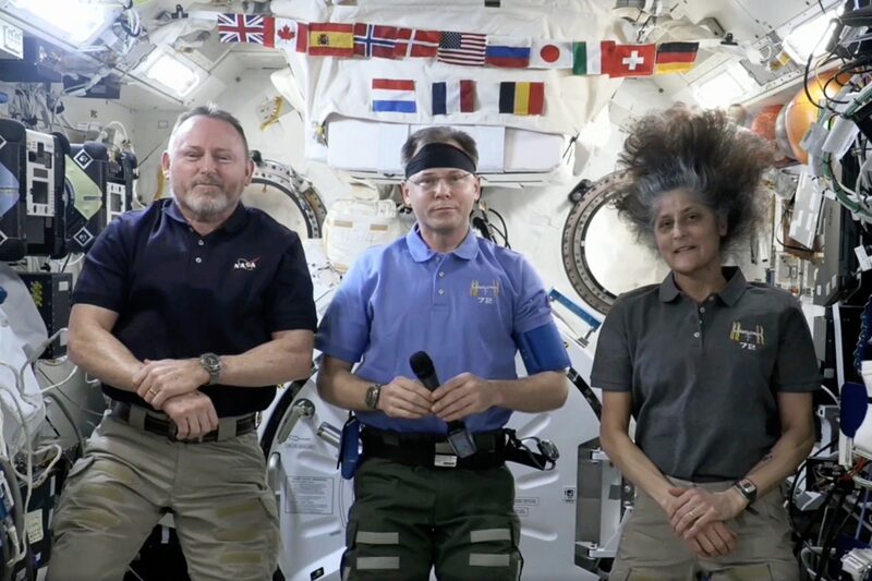 Butch Wilmore y Suni Williams, sentados en el interior de una cápsula Dragon junto a otros dos miembros de la tripulación, se desacoplaron de la EEI a la 1:05 de la madrugada del martes. (Bloomberg) Butch Wilmore y Suni Williams, sentados en el interior de una cápsula Dragon junto a otros dos miembros de la tripulación, se desacoplaron de la EEI a la 1:05 de la madrugada del martes. (Bloomberg)
