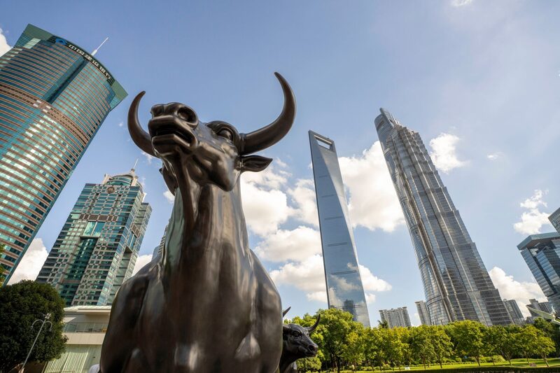 Una estatua de un toro en el distrito financiero de Lujiazui, en Pudong, Shanghái (China), el lunes 18 de agosto de 2025. Una estatua de un toro en el distrito financiero de Lujiazui, en Pudong, Shanghái (China), el lunes 18 de agosto de 2025.