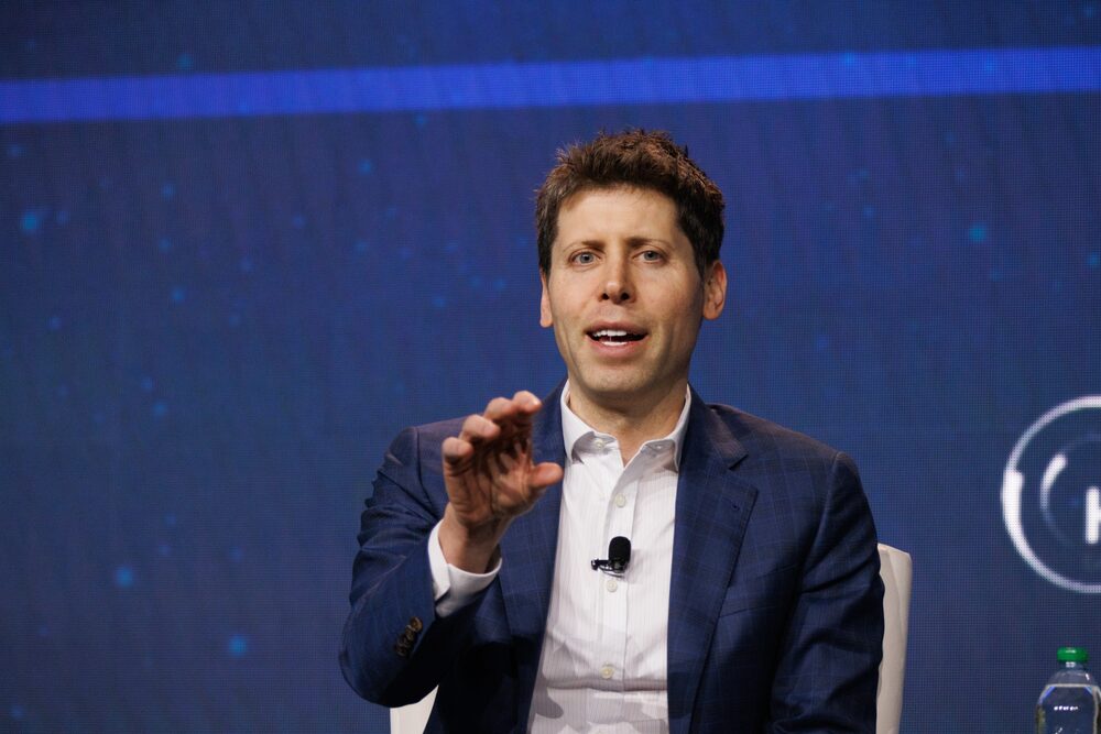Sam Altman, CEO da OpenAI, fechou um acordo com a Apple que colocará o ChatGPT no iPhone: volta ao palco de evento anual da big tech após 16 anos (Foto: Dustin Chambers/Bloomberg) Sam Altman, CEO da OpenAI, fechou um acordo com a Apple que colocará o ChatGPT no iPhone: volta ao palco de evento anual da big tech após 16 anos (Foto: Dustin Chambers/Bloomberg)
