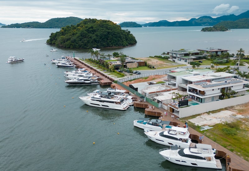 OKEAN Yachts e Ferretti apresentaram embarcações em evento exclusivo em Angra dos Reis. Mais de 300 convidados celebraram fechamento do ano náutico no Condomínio Reserva das Aroeiras em dezembro. OKEAN Yachts e Ferretti apresentaram embarcações em evento exclusivo em Angra dos Reis. Mais de 300 convidados celebraram fechamento do ano náutico no Condomínio Reserva das Aroeiras em dezembro.