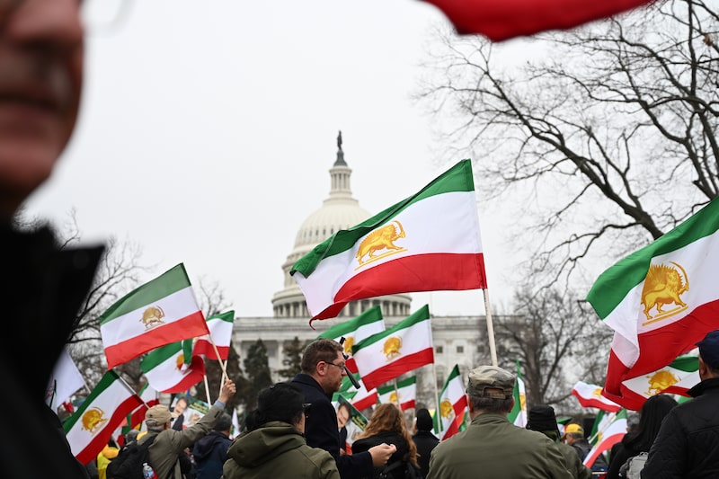 Manifestantes portan banderas durante una concentración en apoyo al cambio de régimen en Irán, celebrada cerca del Capitolio de Estados Unidos en Washington D. C., EE.UU., el sábado 7 de marzo de 2026. Manifestantes portan banderas durante una concentración en apoyo al cambio de régimen en Irán, celebrada cerca del Capitolio de Estados Unidos en Washington D. C., EE.UU., el sábado 7 de marzo de 2026.