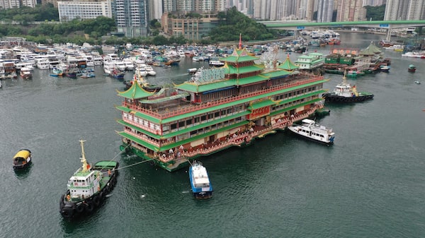 Vuelca en el mar el restaurante flotante Jumbo de Hong Kong Vuelca en el mar el restaurante flotante Jumbo de Hong Kong