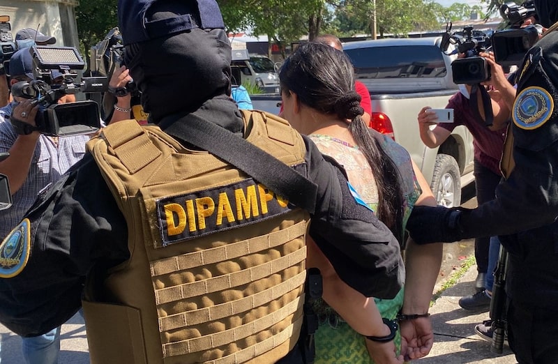 Captura y presentación a medios de comunicación de una persona vinculada al delito de extorsión en San Pedro Sula el 15 de noviembre de 2022. Captura y presentación a medios de comunicación de una persona vinculada al delito de extorsión en San Pedro Sula el 15 de noviembre de 2022.