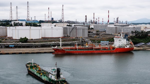 Asia cae por acciones de chips, mientras petróleo baja por posible acuerdo entre EE.UU. e Irán Asia cae por acciones de chips, mientras petróleo baja por posible acuerdo entre EE.UU. e Irán