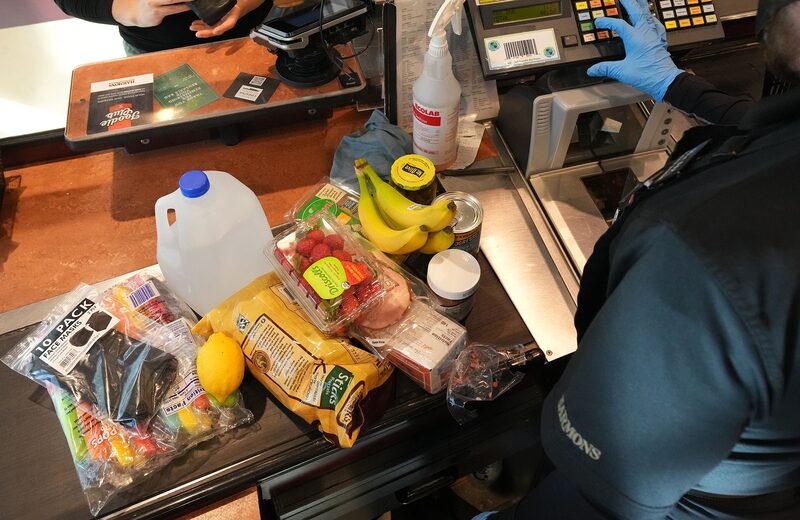 Los bolivianos no sienten los efectos del alza de combustibles o muchos alimentos debido a los subsidios estatales y al contrabando. Los bolivianos no sienten los efectos del alza de combustibles o muchos alimentos debido a los subsidios estatales y al contrabando.