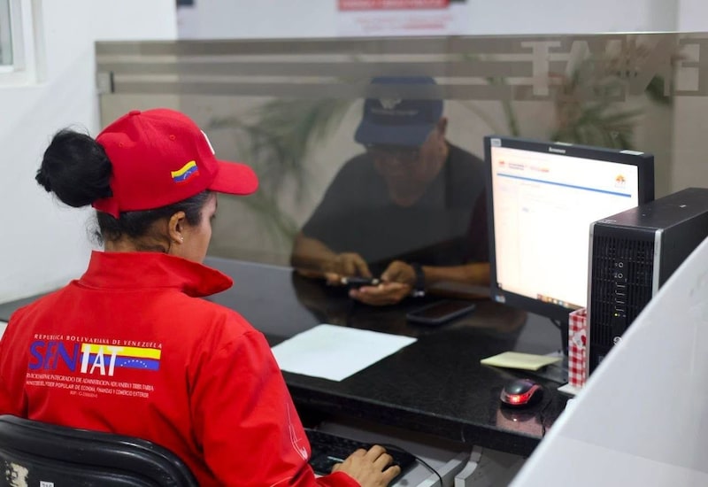 Atención al usuario en una ventanilla del Seniat. Atención al usuario en una ventanilla del Seniat.