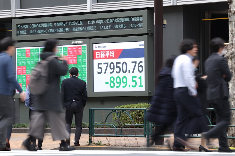 Acciones en Asia caen y se dirigen a su peor semana en casi seis años; el petróleo retrocede Acciones en Asia caen y se dirigen a su peor semana en casi seis años; el petróleo retrocede