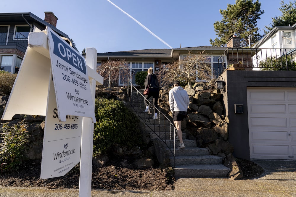 Posibles compradores llegan durante una 'open house' en una vivienda de Seattle. Posibles compradores llegan durante una 'open house' en una vivienda de Seattle.