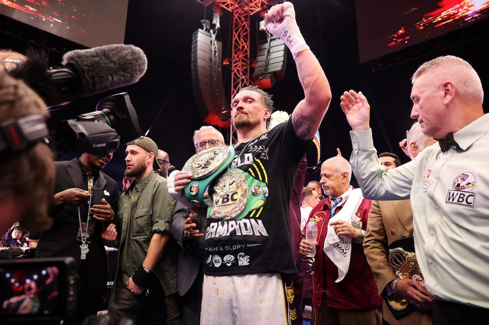Oleksandr Usyk comemora após derrotar Rico Verhoeven
Oleksandr Usyk comemora após derrotar Rico Verhoeven