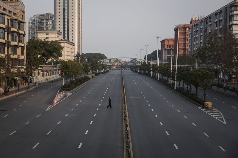 Un hombre cruza una carretera vacía el 3 de febrero de 2020 en Wuhan, provincia de Hubei, China. Un hombre cruza una carretera vacía el 3 de febrero de 2020 en Wuhan, provincia de Hubei, China.