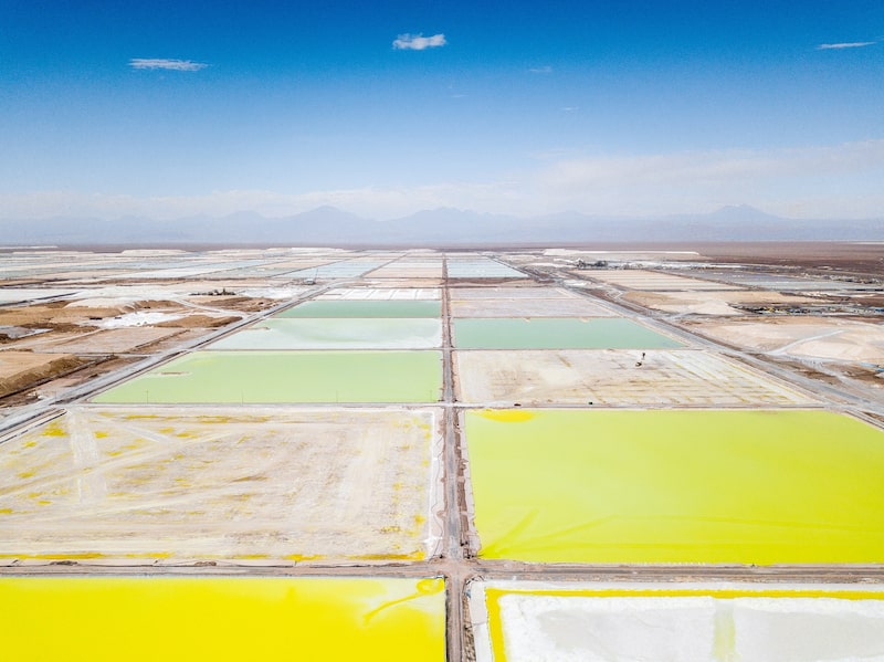 Charcos de salmuera en una mina de litio de SQM situada en el salar de Atacama, en Chile. Fotógrafo: Cristóbal Olivares/Bloomberg Charcos de salmuera en una mina de litio de SQM situada en el salar de Atacama, en Chile. Fotógrafo: Cristóbal Olivares/Bloomberg