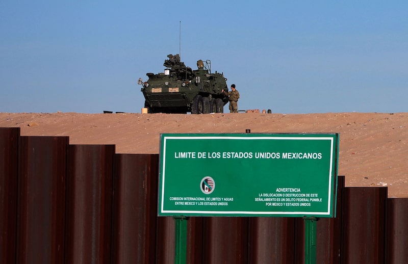 Un soldado del Ejército de los Estados Unidos junto a un tanque blindado cerca de la frontera entre Estados Unidos y México, en Santa Teresa, Nuevo México, EE.UU., visto desde Ciudad Juárez, estado de Chihuahua, México, el 14 de enero de 2026. Un soldado del Ejército de los Estados Unidos junto a un tanque blindado cerca de la frontera entre Estados Unidos y México, en Santa Teresa, Nuevo México, EE.UU., visto desde Ciudad Juárez, estado de Chihuahua, México, el 14 de enero de 2026.