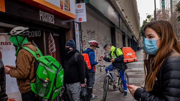 Trabajadores de aplicaciones digitales serán regulados en Chile: ¿En qué consiste la futura ley? Trabajadores de aplicaciones digitales serán regulados en Chile: ¿En qué consiste la futura ley?
