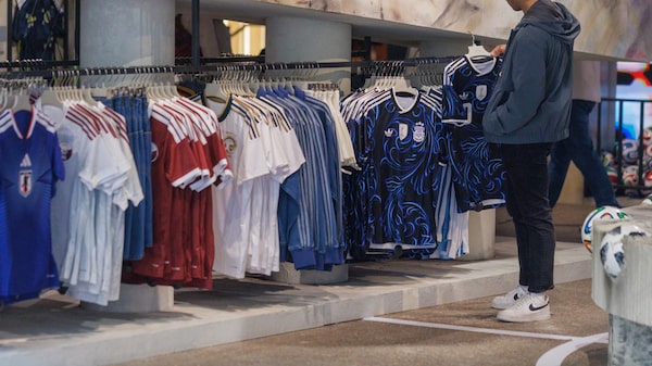 Las acciones de Adidas superan a las de Nike incluso antes de la final del Mundial Las acciones de Adidas superan a las de Nike incluso antes de la final del Mundial